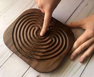 Laberinto de dedos de madera para meditación y oración, estilo cretense clásico - Product Image 3