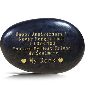 Piedras Naturales Negras con Diseños en Letras Doradas, Ecológicas y Duraderas, Personalizables - Product Image 1