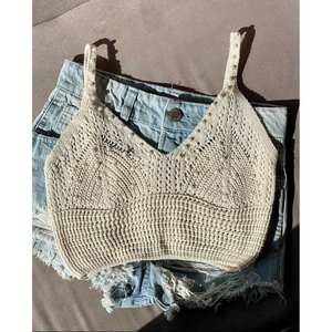 Haut court en tricot orné de perles bohèmes pour femmes, sans manches, en tricot doux pour l'été - Product Image 1