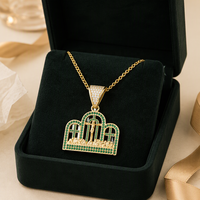 Fabricant en gros de bijoux en laiton plaqué or 14 carats, pendentif croix Jésus avec pierre en zircone cubique verte, charme religieux chrétien