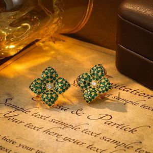 Boucles d'oreilles pour femmes en micro-zircone incrustée, motif fleur à quatre feuilles, tendance, luxe haut de gamme, avec un tempérament explosif pour les mondaines - Product Image 1