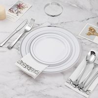 700 pièces de vaisselle jetable en plastique blanc argenté de qualité supérieure, comprenant 200 assiettes, 300 couverts, 100 gobelets, 100 serviettes