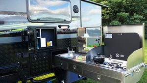 Una caravana emergente en la azotea con espacio de almacenamiento y una cocina al aire libre - Product Image 5