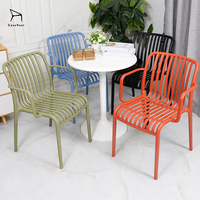 Chaise de salle à manger moderne pour hôtel du fabricant d'Europe du Nord Offre spéciale Plastique polypropylène PP avec accoudoir Caractéristique empilable