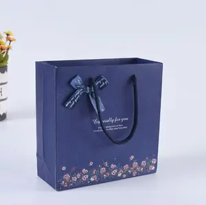 Cina fabbrica di cartone riciclato blu logo personalizzato lucido lusso shopping sacchetto di carta regalo con maniglia
