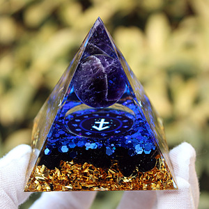 Pirámide de Cristal Sagitario, Artesanía de Resina, Decoración para el Hogar, Adorno de Escritorio con Grabado Interno, Regalo Coleccionable - Product Image 1