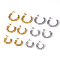 Boucles d'oreilles clous en acier titane haut de gamme pour femme, plaquées or 18 carats, motif martelé, en acier inoxydable en forme de C