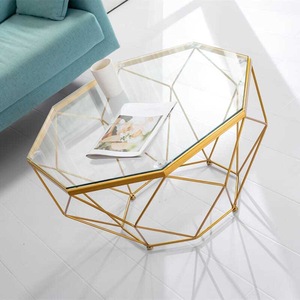<span class=keywords><strong>Table</strong></span> basse en <span class=keywords><strong>fer</strong></span> <span class=keywords><strong>forgé</strong></span> avec plateau en <span class=keywords><strong>verre</strong></span> trempé, style nordique moderne et luxueux, cadre doré - Product Image 4