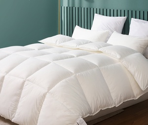 Couettes chaudes <span class=keywords><strong>Couette</strong></span> matelassée en coton <span class=keywords><strong>et</strong></span> polyester Mélange de polyester Super léger pour la maison <span class=keywords><strong>et</strong></span> l'hôtel <span class=keywords><strong>Couette</strong></span> - Product Image 1