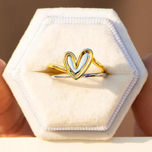 Elegante Anello a Cuore Bicolore con Design Minimalista e Bordo Dorato, Gioiello da Donna alla Moda per Uso Quotidiano, Regalo Chic - Product Image 5