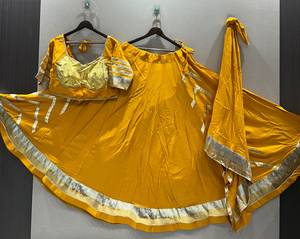 Conjunto de Lehenga Choli de Diseño en Color Morado con Borde Metálico Dorado y Dupatta para Eventos Festivos y Bodas - Product Image 5