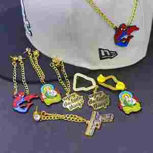 Badges de casquette en métal gravés en 3D, écologiques, personnalisés en usine, avec chaîne, cadeaux promotionnels, marque de créateur, épingles en fer UV - Product Image 4