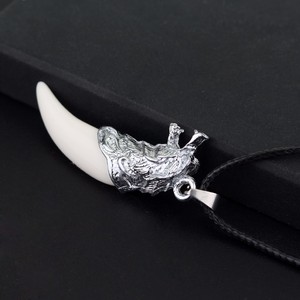Collier avec cordon <span class=keywords><strong>en</strong></span> cuir - Bijou tendance <span class=keywords><strong>en</strong></span> résine avec pendentif tête de loup <span class=keywords><strong>en</strong></span> alliage - Collier pour homme avec motif dents de loup - Product Image 4