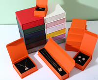 Boîte cadeau carrée rigide magnétique avec doublure en éponge pour bracelets, bagues, colliers et petit emballage blanc recyclable