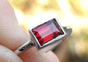 แหวนเงินแท้92.5สำหรับผู้หญิงคลาสสิกแหวนพลอยโกเมนธรรมชาติเจียระไนเป็นรูปสี่เหลี่ยมผืนผ้าเครื่องประดับที่สง่างาม - Product Image 3