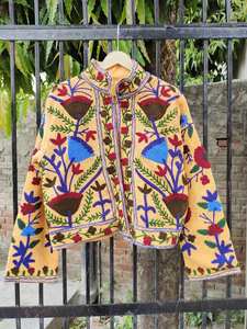 Atractivo Abrigo Largo Suzani Bordado a Mano para Mujer, Estilo Bohemio, Gitano, Amarillo, para Primavera - Product Image 3