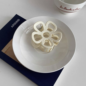 Pince à cheveux en plastique ajourée motif floral style vintage, accessoires capillaires tendance pour femmes et jeunes filles, épingle à cheveux colorée unie de qualité supérieure - Product Image 4