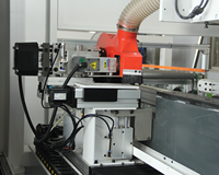 Scie à panneaux CNC automatique robuste à quatre côtés, moteur haute performance 30 kW pour la fabrication de portes et de meubles en bois, contrôlée par PLC