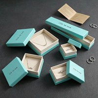 Vente directe en gros de boîtes rigides en papier kraft recyclables de luxe personnalisées, mini boîtes pour bagues et boucles d'oreilles pour femmes, emballage de bijoux en satin