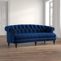 Canapé Chesterfield en velours vert olive, dossier capitonné, garniture à clous, silhouette incurvée, pieds bouffants, meubles classiques pour salon