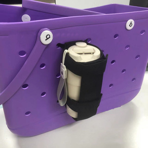 Funda ajustable para botella de agua Bogg Bag, material de tela negra, ajuste universal para portavasos de coche - Product Image 2