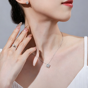 Collier de bijouterie personnalisée SGARIT, or 18 carats, diamant de laboratoire, pendentif trèfle à quatre feuilles porte-bonheur, ensemble de bijoux avec halo de diamants. - Product Image 4