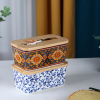 Beurrier en céramique bleu et blanc à motif floral avec couvercle en bois et couteau à beurre, style chinoiserie à motif floral intégral