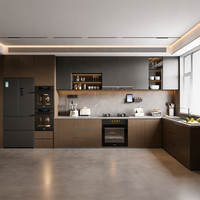 Système de cuisine modulaire italien minimaliste avec évier, plans de travail en stratifié marbré, glissières de tiroirs à fermeture douce, blanc laqué brillant