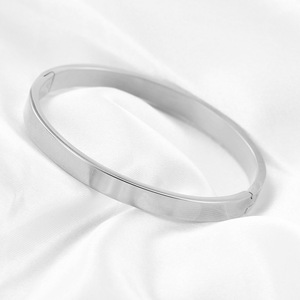 Bracelet manchette simple et lisse en acier inoxydable, largeur 6 mm, couleur or, pour femme, bijou cadeau - Product Image 2