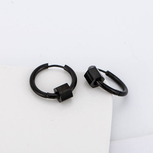 Pendientes Huggie Geométricos Negros de Acero Inoxidable Estilo Minimalista para Mujer - Product Image 3