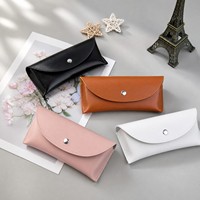 Pochette pour lunettes de soleil avec rabat incurvé, bouton pression argenté, en similicuir lisse, bord cousu brillant, logo personnalisé pour lunettes