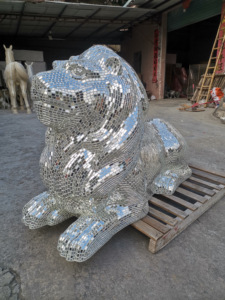 Estatua de León Acostado de Lujo con Mosaico Dorado de Tamaño Real, Escultura de Animal de Fibra de Vidrio para Decoración de Vestíbulo de Hotel, Villa o Jardín - Product Image 2