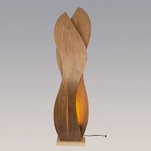 Lámpara <span class=keywords><strong>de</strong></span> Pie Artesanal <span class=keywords><strong>de</strong></span> Madera <span class=keywords><strong>de</strong></span> Nogal Tallada a Mano - <span class=keywords><strong>Forma</strong></span> <span class=keywords><strong>de</strong></span> <span class=keywords><strong>Hoja</strong></span> Retorcida L30xH120cm, Adorno <span class=keywords><strong>de</strong></span> Iluminación Moderno <span class=keywords><strong>de</strong></span> Madera para Decoración <span class=keywords><strong>de</strong></span> Interiores del Hogar - Product Image 2