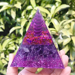 Pirámide de Resina Epoxi con Virutas de Amatista, Adorno de Escritorio, Decoración Feng Shui, Regalo de Cristal Morado - Product Image 4