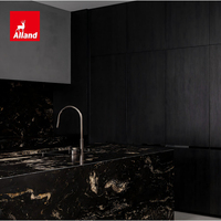 Ensemble complet d'armoires de cuisine modernes modulaires en mélamine noire sans poignées Alland Custom avec îlot en marbre et évier