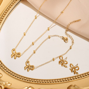 <span class=keywords><strong>Collier</strong></span> <span class=keywords><strong>ras</strong></span> <span class=keywords><strong>du</strong></span> <span class=keywords><strong>cou</strong></span> avec pendentif papillon en acier inoxydable plaqué or 18 carats pour <span class=keywords><strong>femme</strong></span>, élégant ensemble de bijoux avec boucles d'oreilles et bracelet, cadeau idéal - Product Image 1