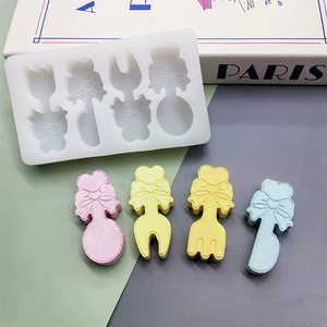 Moule en silicone au design mignon de couverts (couteau et fourchette) pour chocolat, bonbons, gelée, bougies et savons, résistant à la chaleur, facile à démouler - Product Image 1