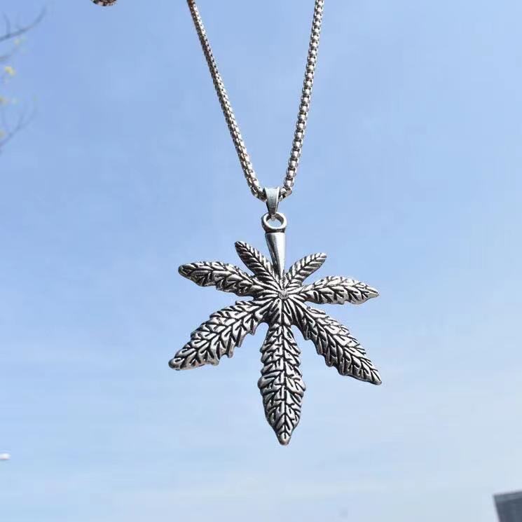 Xl0412 grande feuille d'érable avec chaîne en acier 70cm