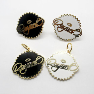 Ciondolo in Metallo Smaltato Personalizzato, Charm con Logo e Nome Inciso, Portachiavi Placcato Oro con Bordo Dentellato - Product Image 6
