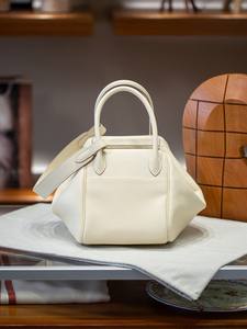 Nuevo Bolso Bandolera Rojo Versátil y Lindo para Mujer, Diseño Exclusivo de Piel Genuina con Forma de Almohada, Dos Estilos Modernos - Product Image 5