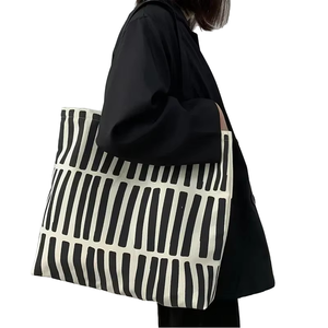Bolso para portátil de lona impermeable con correa grande para un viaje cómodo y de calidad razonable - Product Image 1