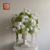 Arrangement de fleurs artificielles dans un grand vase urne blanc, centre de table floral, roses blanches, hortensias, anthuriums, décoration de mariage et de maison