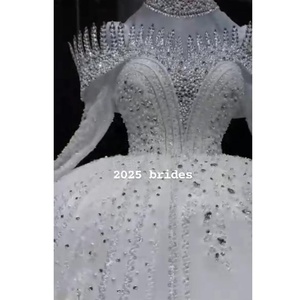 Abito da Sposa da Principessa a Stile Ball Gown con Maniche Lunghe e Scintillanti Strass di Cristallo con Scollo Alto Trasparente e Design con Spalle Scoperte - Product Image 1