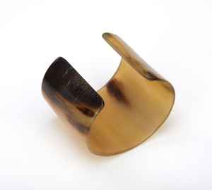 Bracelets artisanaux en corne de buffle, artisanat naturel, bijoux élégants pour femmes, alliant art traditionnel et mode moderne - Product Image 1