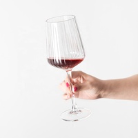 Verres à vin élégants à côtes, gobelets à cocktail polyvalents à rayures, verres à pied pour hôtel