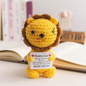 Lindo muñeco de ganchillo con forma de león de color amarillo con tarjeta de información personalizada, muñeco de punto hecho a mano para decoración - Product Image 6