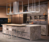 Ensemble complet d'armoires de cuisine modernes de luxe avec îlot, plan de travail en quartz italien, armoire modulaire RTA haut de gamme