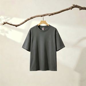 เสื้อยืดผู้ชายแบบสั่งทำพิเศษ 250GSM ผ้าฝ้าย 100% สไตล์เรโทร ทรงหลวม ใส่ได้ทั้งผู้หญิงและผู้ชาย เสื้อยืดลำลองมีโลโก้ สีเทาเข้ม - Product Image 1