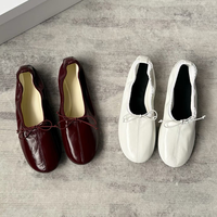 Chaussures plates pour femmes 2026 en cuir de vachette plissé blanc laiteux, avec surpiqûres centrales et lacets élastiques, style décontracté polyvalent
