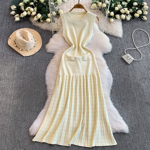 Elegante Abito Midi Senza Maniche da Donna in Maglia Plissettata con Drappeggio per Autunno e Inverno - Product Image 2